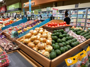 Orlando, FL / USA - 5 / 4 / 20: The Produce reyonu Orlando, Florida 'da müşteriler tarafından satın alınmayı bekliyor.