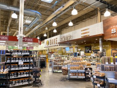 Orlando, FL / USA -5 / 3 / 20: Whole Foods Market 'in tüm lezzetli fırınların sergilendiği pastanesi.