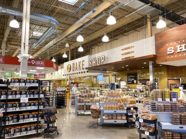 Orlando, FL / USA -5 / 3 / 20: Whole Foods Market 'in tüm lezzetli fırınların sergilendiği pastanesi.