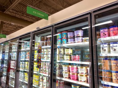 Orlando, FL / USA -5 / 4 / 20: Bir Publix marketinin dondurulmuş gıda reyonunun her türlü lezzetli fırınlanmış malın sergilendiği dondurma bölümü.
