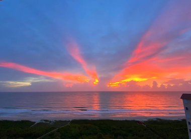 Atlantik Okyanusu 'nda gün doğumu bulutlardan süzülen güzel ışınlarla.