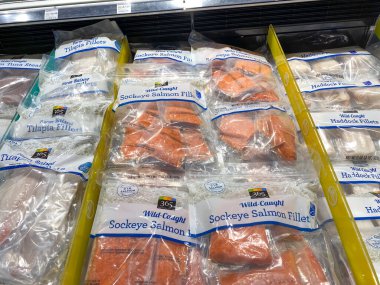 Orlando, FL / USA-5 / 3 / 20: Whole Foods Market 'in deniz ürünleri bölümünde çeşitli balık gösterimi.