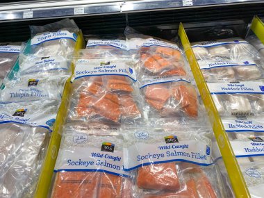 Orlando, FL / USA-5 / 3 / 20: Whole Foods Market 'in deniz ürünleri bölümünde çeşitli balık gösterimi.