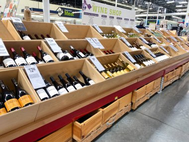 Orlando, FL / USA - 5 / 2 / 20: Sam 's Club marketinde farklı türde şarapların sergilenmesi.