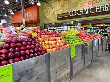 Orlando, FL / USA - 5 / 10 / 20: Bir Publix marketinde farklı elma türlerinin gösterimi.