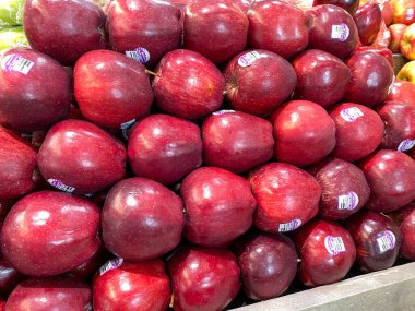 Orlando, FL / USA - 5 / 10 / 20: Bir Publix marketinde farklı elma türlerinin gösterimi.