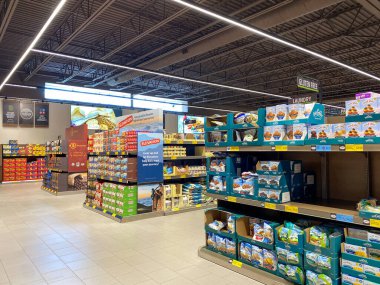 Orlando, FL / USA-5 / 17 / 20: Bir Aldi mağazasının birden fazla koridorunun genel görünümü.