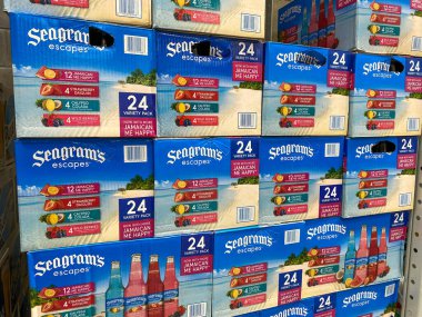 Orlando, FL / USA-5 / 15 / 20: Bir Sams Club marketinde müşterilerin satın almasını bekleyen şişe veya Seagram Şarap Soğutucuları.