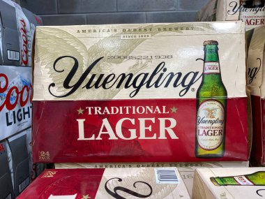 Orlando, FL / USA-5 / 15 / 20: Bir markette müşterilerin satın almasını bekleyen bir kutu Yuengling Geleneksel Birası. 