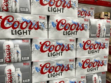 Orlando, FL / USA-5 / 15 / 20: Bir markette müşterilerin satın almasını bekleyen kutu kutu Coors Light Bira. Coors Light, Amerikan Moulson Coors Bira Şirketi 'nin bir ürünü..