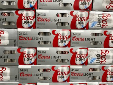 Orlando, FL / USA-5 / 15 / 20: Bir markette müşterilerin satın almasını bekleyen kutu kutu Coors Light Bira. Coors Light, Amerikan Moulson Coors Bira Şirketi 'nin bir ürünü..