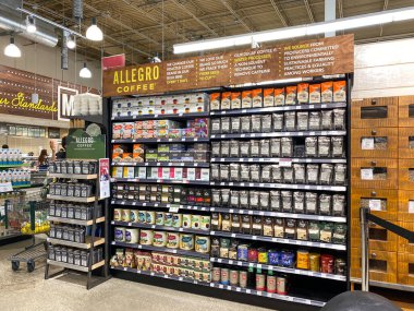 Orlando, FL / USA-5 / 3 / 20: Whole Foods Market 'teki Allegro ve Peet' s Coffee reyonu.