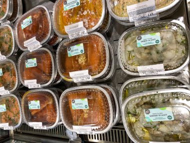 Orlando, FL / USA-5 / 3 / 20: Whole Foods Market 'te müşterilerin satın almasını bekleyen deniz ürünleri yemekleri pişirmeye hazır bir gösteri.