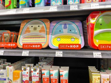 Orlando, FL / USA-5 / 3 / 20: Whole Foods Market Marketinin bebek bölümünde çeşitli çocuk tabakları ve aletlerinin sergilenmesi.