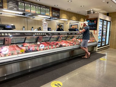 Orlando, FL / USA-5 / 3 / 20: Whole Foods Market 'te et tezgahı ve yemek için et satın alan bir müşteri.