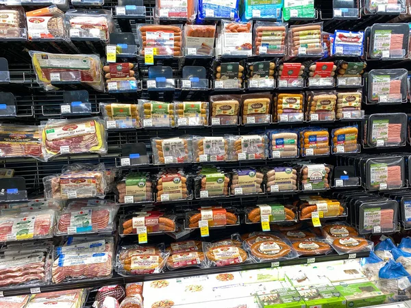 Orlando Usa Una Exhibición Varios Paquetes Salchichas Departamento Carne Una — Foto de Stock