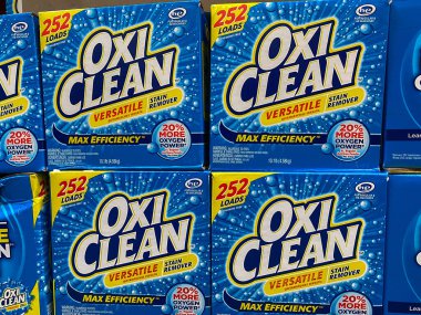 Orlando, FL / USA-2 / 11 / 20: Bir Sams Club marketinden müşterilerin satın almaları için hazır OxiClean leke çıkarıcı.