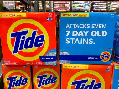 Orlando, FL / USA-2 / 11 / 20: Bir Sams Club marketinden müşterilerin satın almaları için hazır bir Tide çamaşır deterjanı gösterisi.