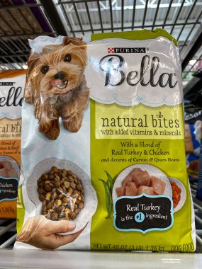 Orlando, FL / USA-2 / 6 / 20: Walmart 'ta hayvan sahiplerinin evcil hayvanlarına almaları için hazır bir Purina Bella Dog Food gösterisi.