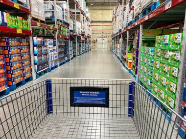 Orlando, FL / USA-2 / 11 / 20: Bir Sams Club marketinin çamaşır ürünleri arabasının manzarası.