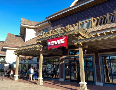 Orlando, FL / USA-2 / 13 / 20: Disney Springs, Orlando, Florida 'daki bir Levi' s Perakende Mağazasının dışı.