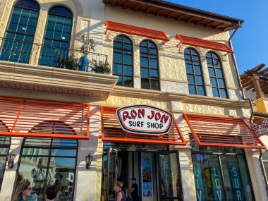 Orlando, FL / USA-2 / 13 / 20: The Ron Jon mağazası Orlando, Florida 'da bir açık hava alışveriş merkezinde..