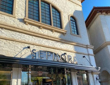 Orlando, FL / USA-2 / 13 / 20: Orlando, FL 'de bir açık hava alışveriş merkezinde Sephora kozmetik mağazası.