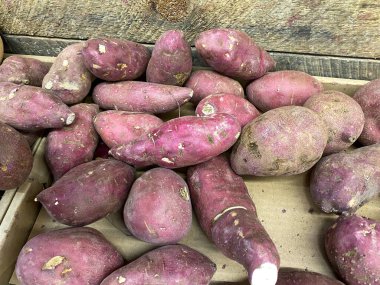 Bir markette tatlı patates gösterisi..