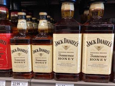 Orlando, FL / USA -5 / 13 / 20: Bir Publix içki dükkanında Jack Daniel 'ın Tennessee Bal Viskisi gösterisi.