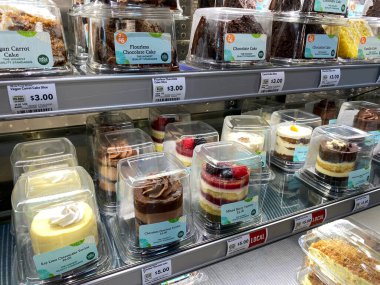 Orlando, FL / USA -5 / 10 / 20: Whole Foods Market 'in çeşitli pastalarla süslenmiş kek kutusu.