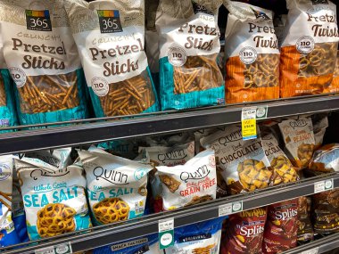 Orlando, FL / USA -5 / 10 / 20: Whole Foods marketinde 365 adet kraker sergisi.