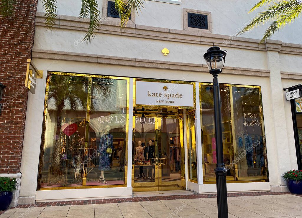 Orlando, FL / USA-2 / 13 / 20: Una tienda al por menor Kate Spade en un  centro comercial al aire libre en Orlando, FL. 2023