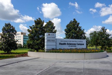 Orlando, FL / USA -5 / 6 / 20: Florida 'daki Nona Gölü' ndeki Central Florida Üniversitesi Tıp Fakültesi 'nin girişindeki tabela.