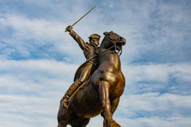 John Stark Anıt Heykeli mavi gökyüzü arkaplanlı.