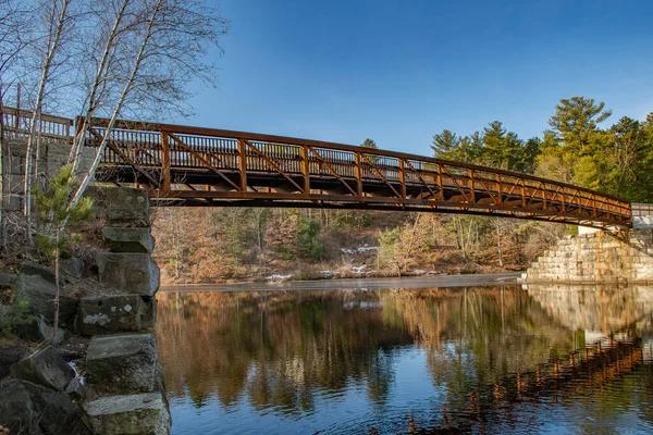 Nehir üzerinde spor yolu köprüsü