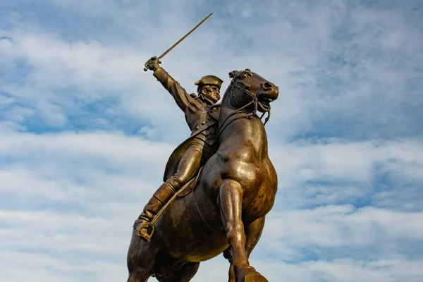 John Stark Anıt Heykeli mavi gökyüzü arkaplanlı.