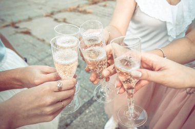 Bayanlar bir olayı kutluyor, şerefe.