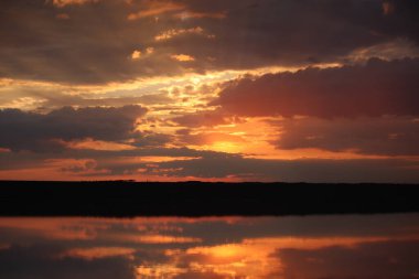 Gölde yakıcı gün batımı