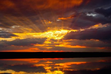 Gölde yakıcı gün batımı