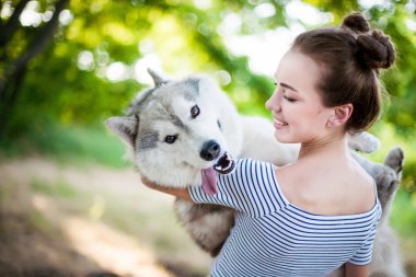 Genç güzel kız bir köpekle oynamayı. Köpekle oynamayı