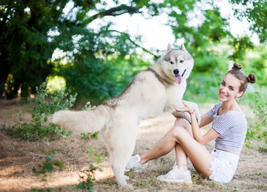 Genç güzel kız bir köpekle oynamayı. Köpekle oynamayı