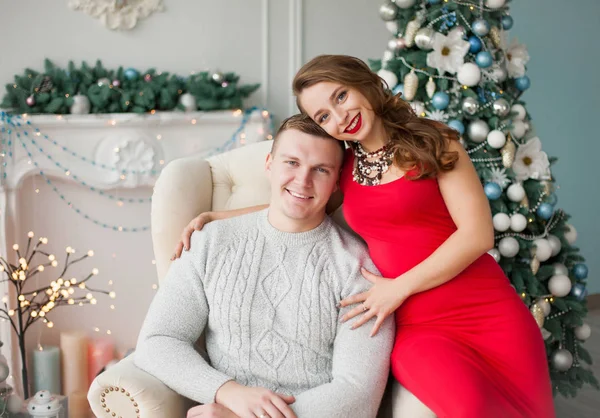 Mutlu genç insanlar birbirlerine Noel ağacı yakınındaki şömine tarafından hediyeler vermek. Yeni yıl kavramı.