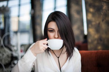 Çekici genç tek esmer Bayan geçmiyor sahip portresi