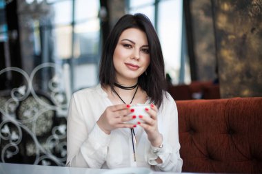 Çekici genç tek esmer Bayan geçmiyor sahip portresi