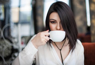 Çekici genç tek esmer Bayan geçmiyor sahip portresi