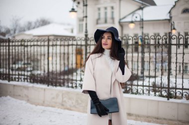 Ceket giyen bir h uzun esmer saçlı sevimli genç kadın