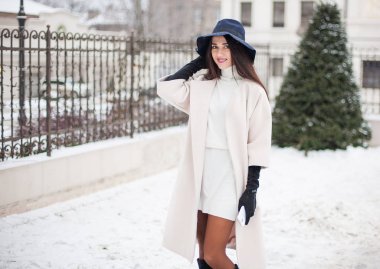 Ceket giyen bir h uzun esmer saçlı sevimli genç kadın