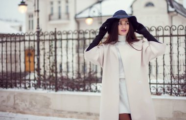 Ceket giyen bir h uzun esmer saçlı sevimli genç kadın