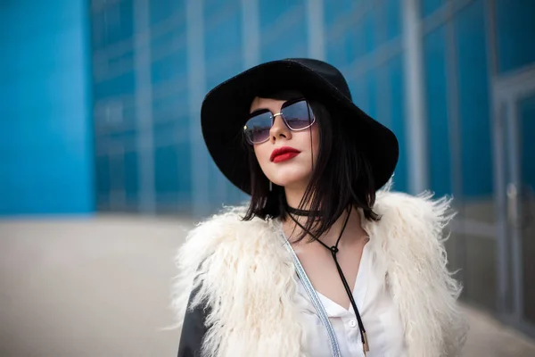 Retrato de modelo hermoso en abrigo de piel, sombrero y gafas de sol. Urb. — Foto de Stock