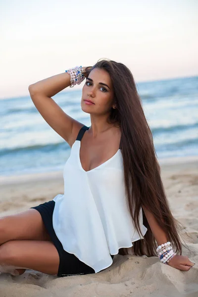 Hermosa chica morena posando sobre una playa. Joyas con estilo . —  Fotos de Stock
